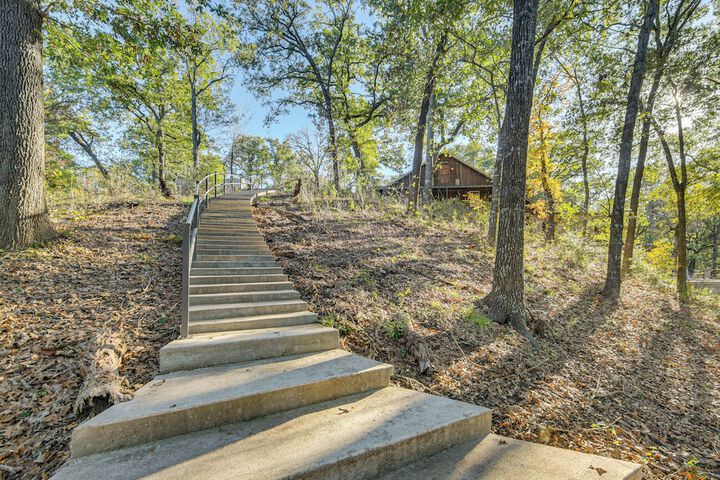 Game Room Trails! 30-acre Lakefront Streetman Gem