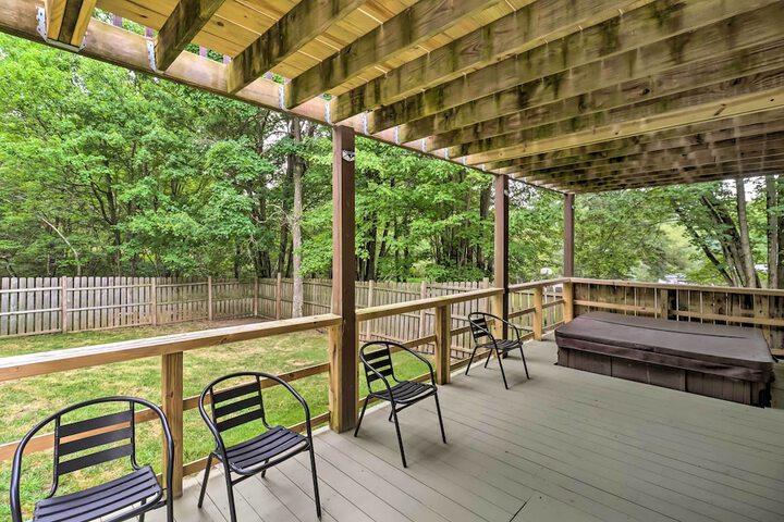 Chic Long Pond Family Home w / Fire Pits & Deck!