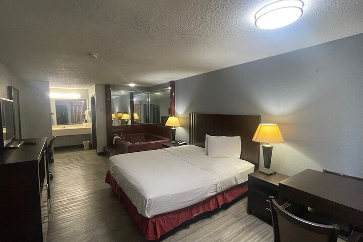 Days Inn & Suites by Wyndham Winnie
