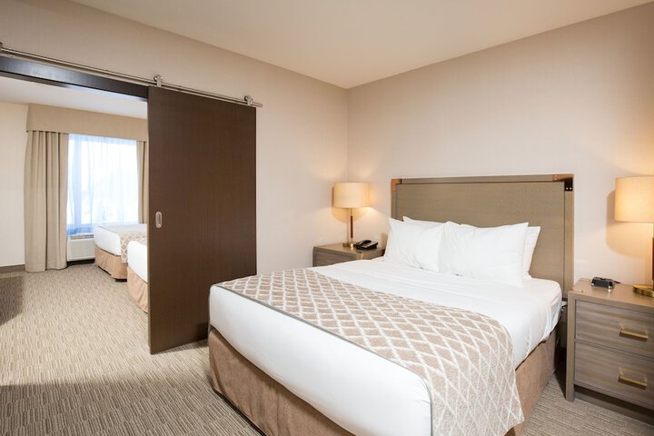 Pomeroy Inn & Suites Prince George