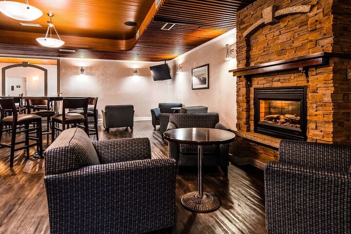 Lounge 49 of 54