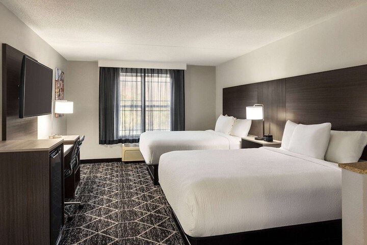 La Quinta Inn & Suites by Wyndham Lake George