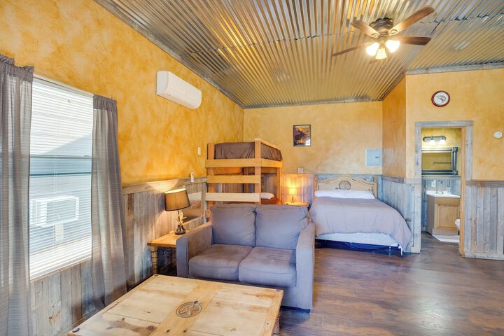 Community Pier: Cozy Kerens Cabin!