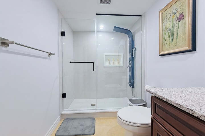 Cozy Rooms in Bright Walkout Suite - Newly Renovated 2026