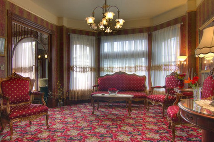 Gingerbread Mansion Inn