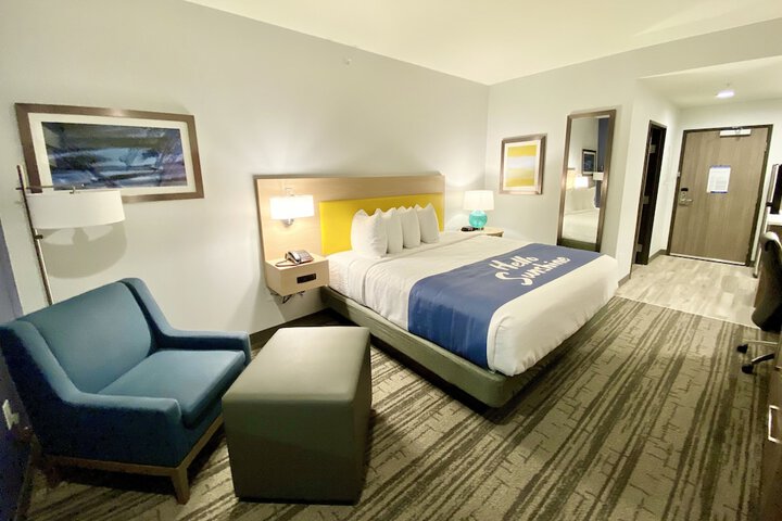 Days Inn & Suites by Wyndham Beaumont West / I-10 & Walden
