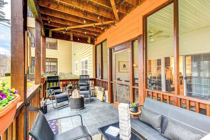 Modern Condo + Golf Course View Near Hiking!