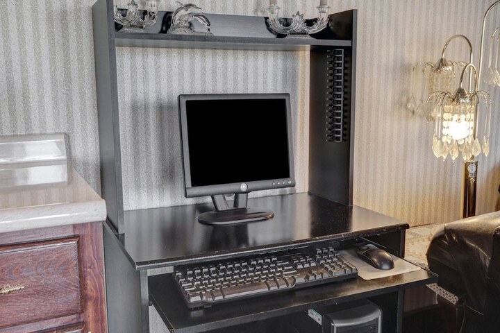 Business Center 28 of 28