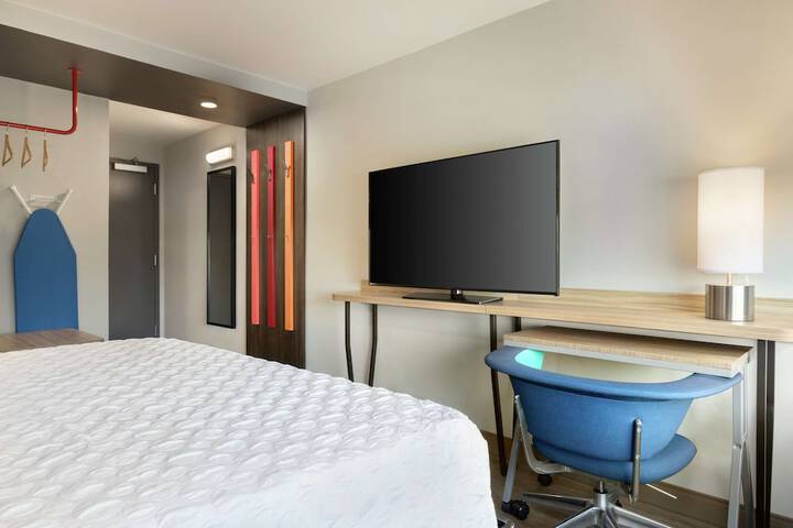 Room 8 of 33