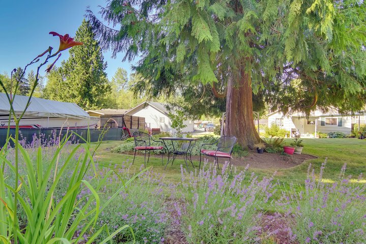 Charming Updated Retreat Walk to Lake Stevens!