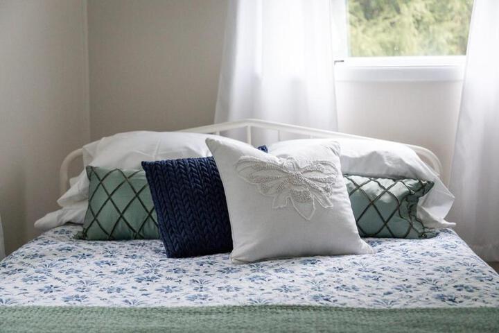 Cedar Creek Cottage Close to Downtown Traverse City Beaches and the TART Trail