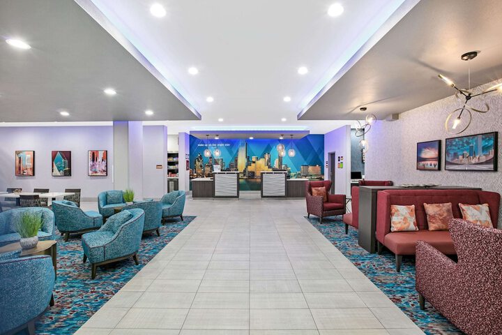 La Quinta Inn & Suites by Wyndham DFW Airport West-Glade