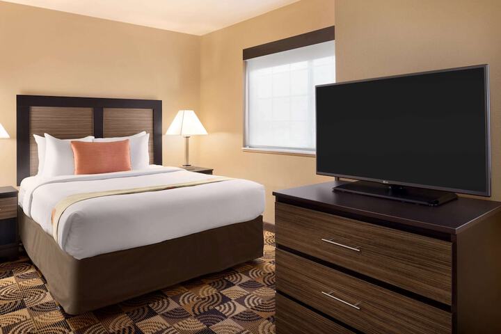 Hawthorn Extended Stay by Wyndham Milwaukee Airport