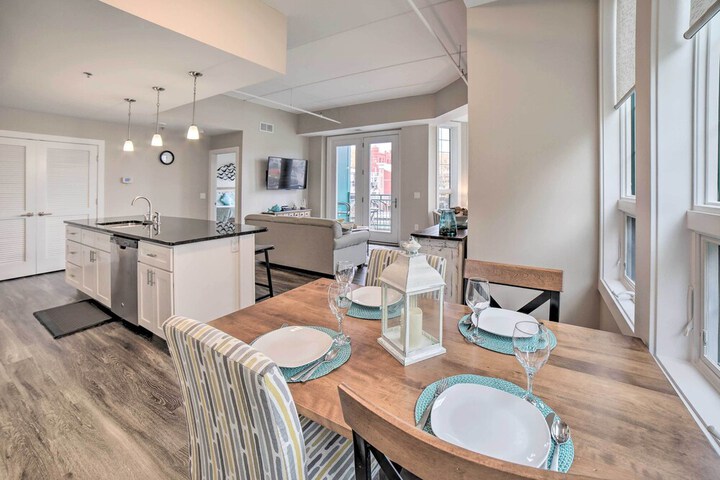Luxe Manistee Condo w / Balcony & River Views!