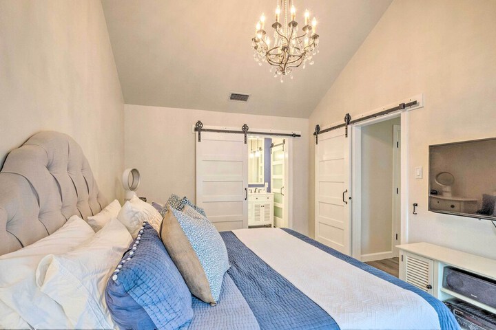 Horseshoe Bay Townhome w / Patio & Outdoor Pool!