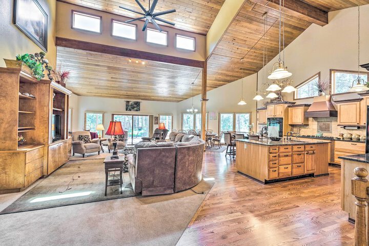 Serene Monument Sanctuary w / Patio & Fire Pit!