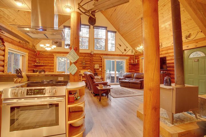 Donnelly Cabin w / Private Deck: Near Lake Cascade!