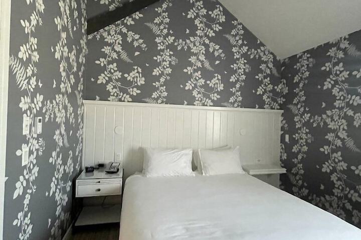 Room 41 of 68
