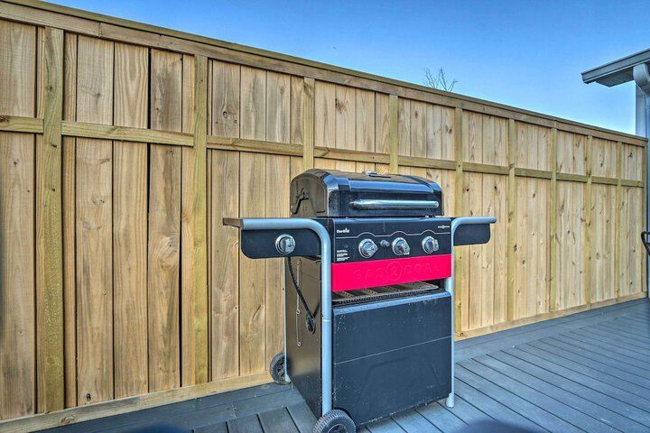 Morrisonville Manor w / Fire Pit & Hot Tub!