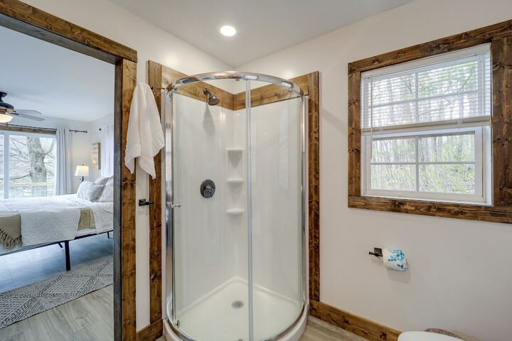 Hilltop Hideaway w / Scenic Views & Hot Tub!
