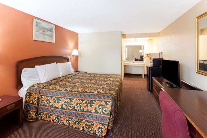 Room 14 of 16