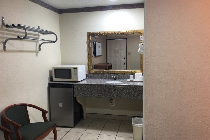 Room 10 of 27