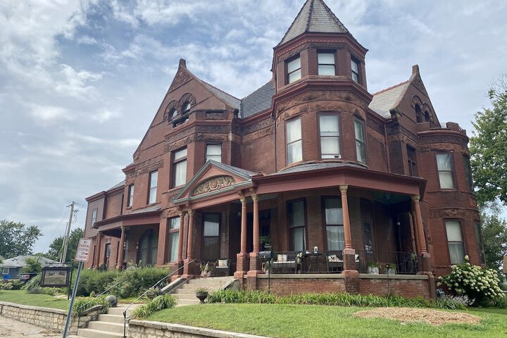 Vineyard Mansion & Carriage House Bed & Breakfast