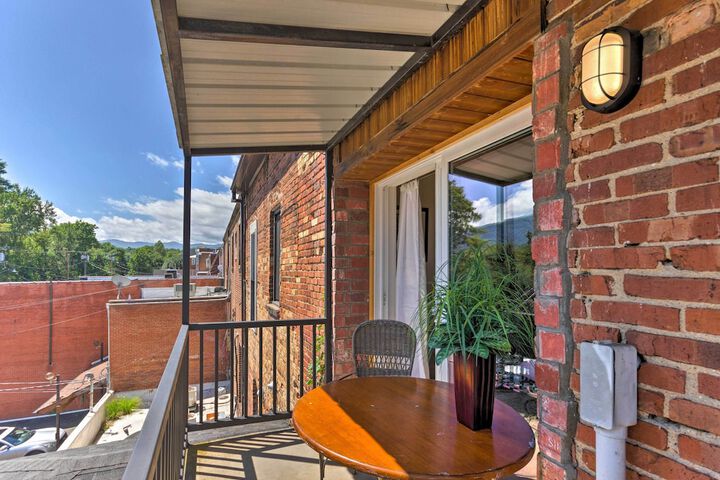 Modern Main St. Apt in Downtown Waynesville!