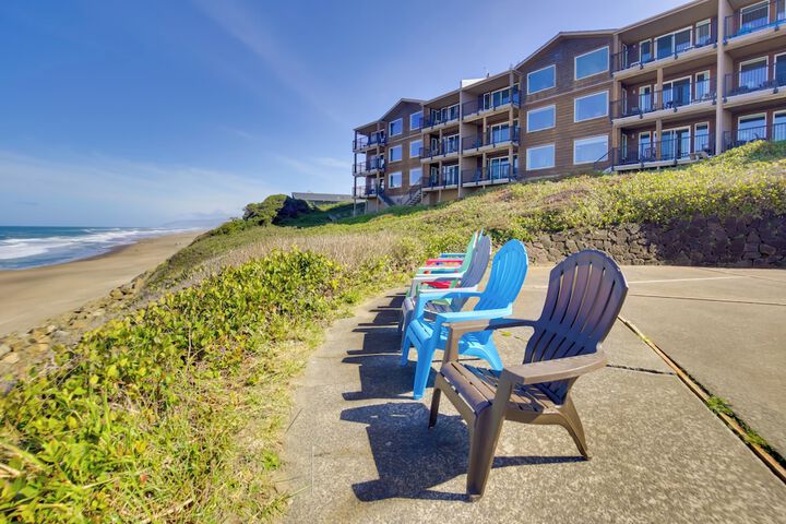 Comfortable Lincoln City Condo w / Patio & Views!