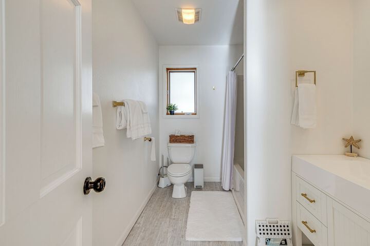 Oceanside Escape w / Stunning Views: Walk to Beach!