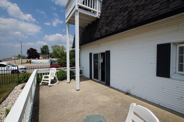 Snyders Shoreline Inn