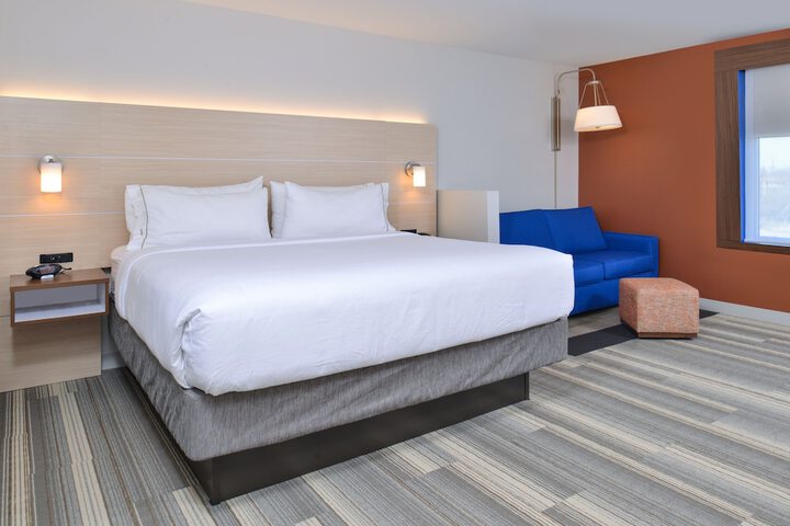 Holiday Inn Express & Suites Farmington Hills - Detroit by IHG