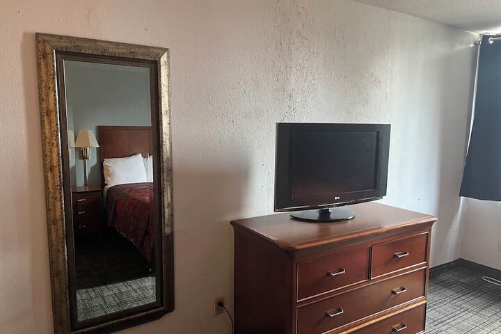 Room 6 of 18