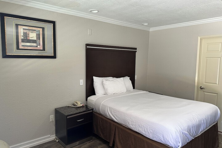 Room 10 of 33