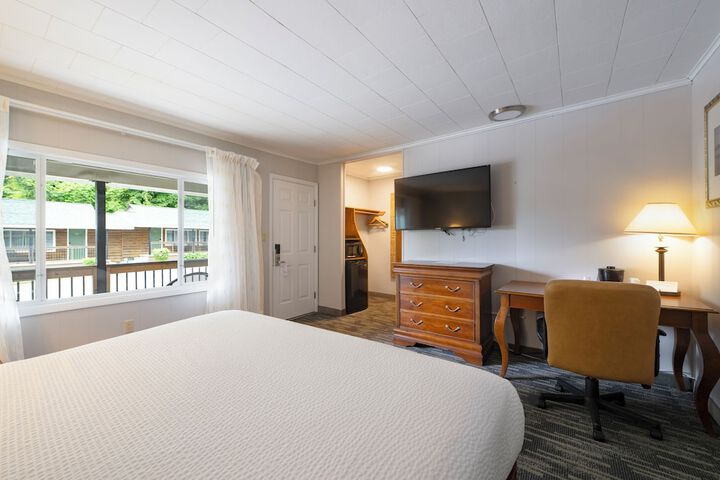 Scottys Lakeside Resort