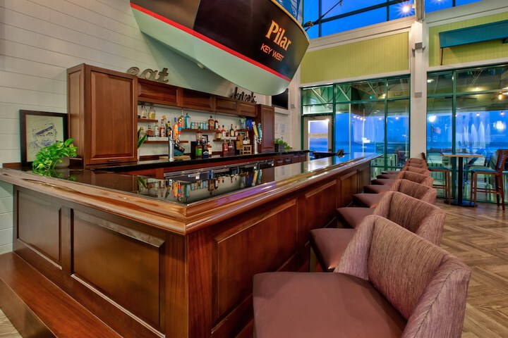 Lounge 44 of 56