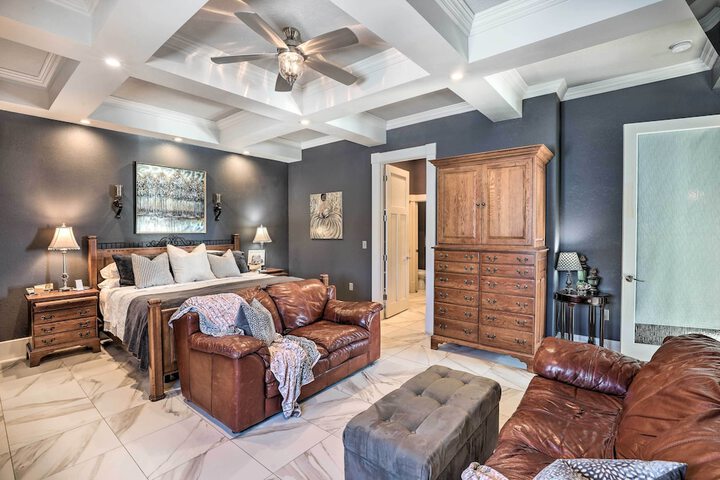 Regal River Retreat in the Heart of Yankton!
