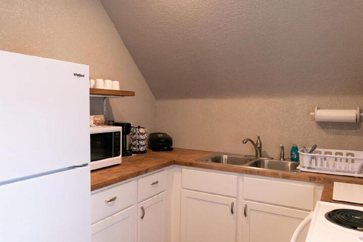 Spacious Rustic Downtown Market St. 1 Bedroom Apt Sleeps Up to 5, Steps to Honeywell & Eagles Theatre