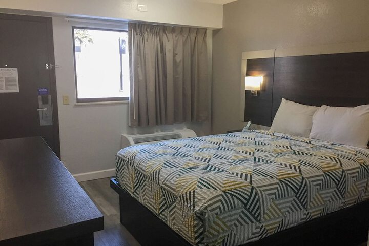 Room 14 of 33