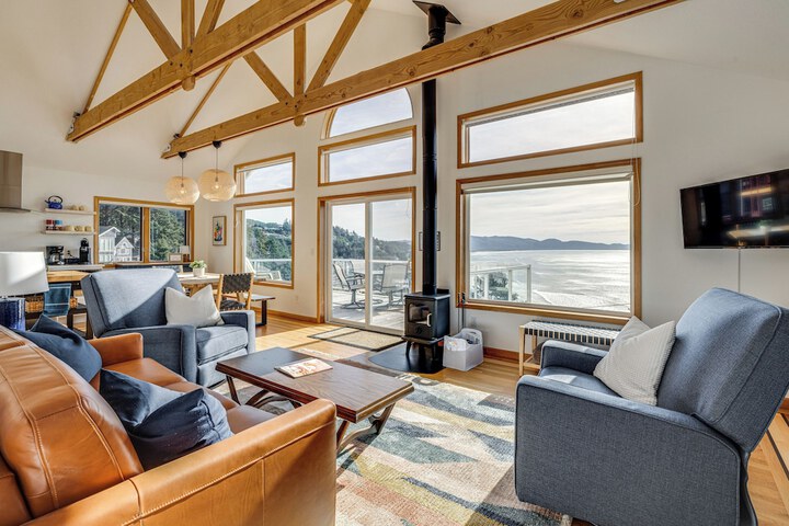 Oceanside Escape w / Stunning Views: Walk to Beach!