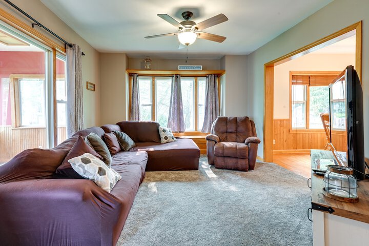 Grand Blanc Rental w / Gas Grill & Private Yard