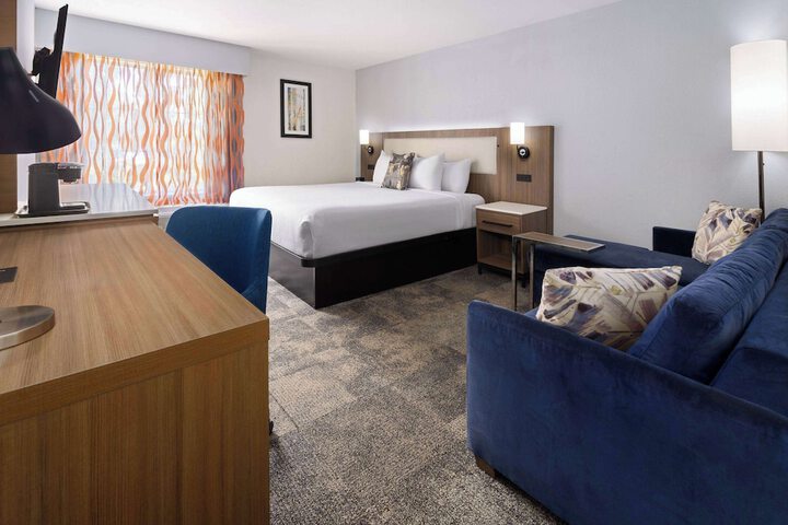 Room 32 of 77