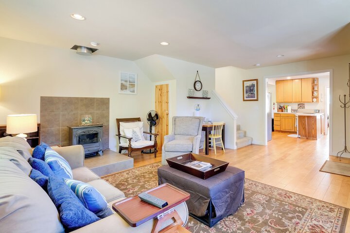 Charming Indianola Home: Walk to Town!