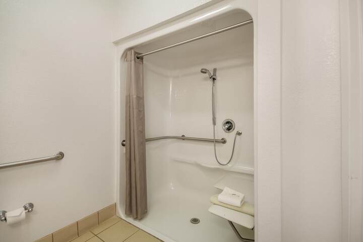 Howard Johnson by Wyndham Lemoore Near Naval Air Station