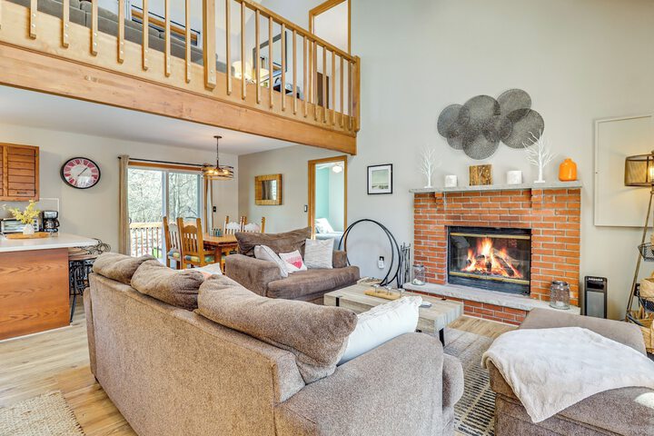 Private Spa Fire Pit & Deck: Poconos Home!
