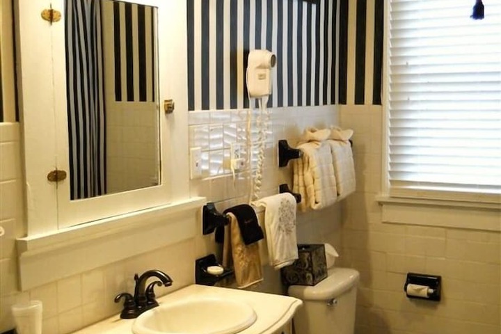 Room 10 of 27
