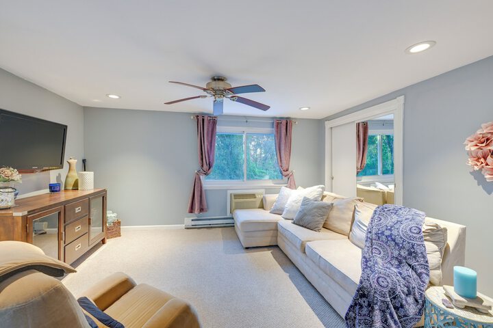 Cozy Dix Hills Apt w / Deck 7 Mi to Beach!