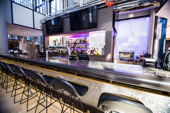 Lounge 75 of 83