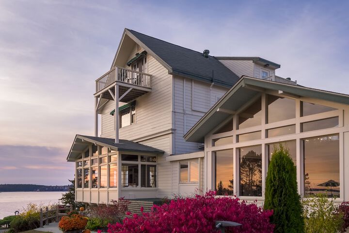Spruce Point Inn