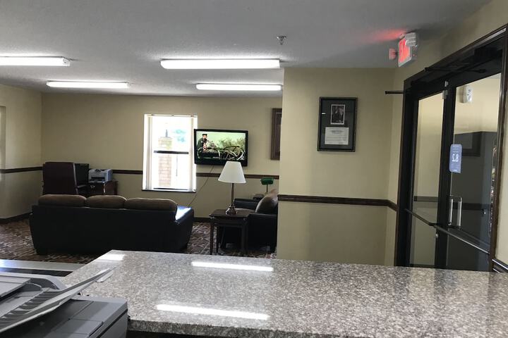 Clairmont Inn & Suites Warren